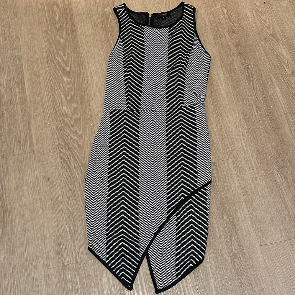 Elegant Black and White Chevron Backless Dress